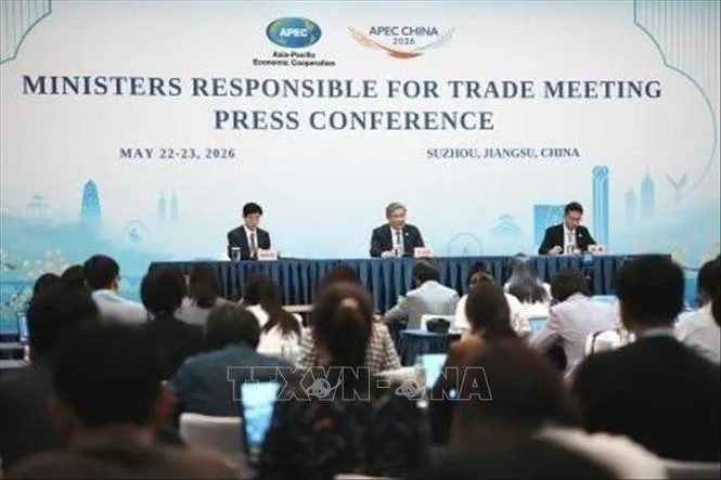 Phát biểu tại họp báo sau hội nghị, Bộ trưởng Thương mại Trung Quốc Vương Văn Đào (giữa) cho biết các bên đã trao đổi thẳng thắn, sâu rộng và mang tính xây dựng xoay quanh chủ đề “Xây dựng cộng đồng châu Á - Thái Bình Dương, thúc đẩy thịnh vượng chung”. Ảnh: Kyodo/TTXVN