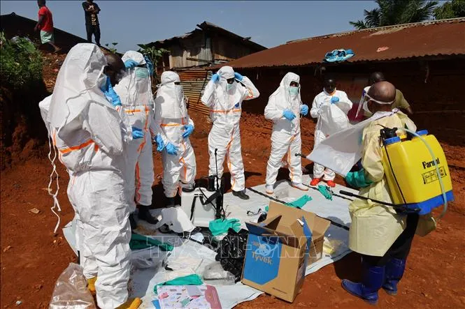 Nhân viên y tế mặc trang phục bảo hộ trước khi điều trị cho bệnh nhân mắc Ebola tại tỉnh Ituri, CHDC Congo ngày 24/5/2026. Ảnh: THX/TTXVN