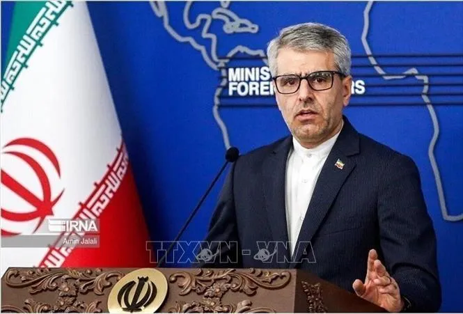 Người phát ngôn Bộ Ngoại giao Iran Esmail Baghaei phát biểu trong cuộc họp báo tại Tehran. Ảnh: IRNA/TTXVN.