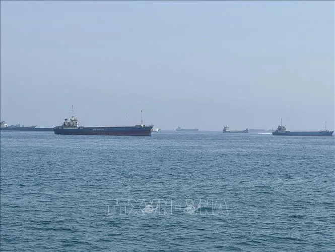 Tàu thương mại chờ đi qua eo biển Hormuz, gần thị trấn Khasab ở miền Bắc Oman, ngày 29/5/2026. Ảnh: THX/TTXVN