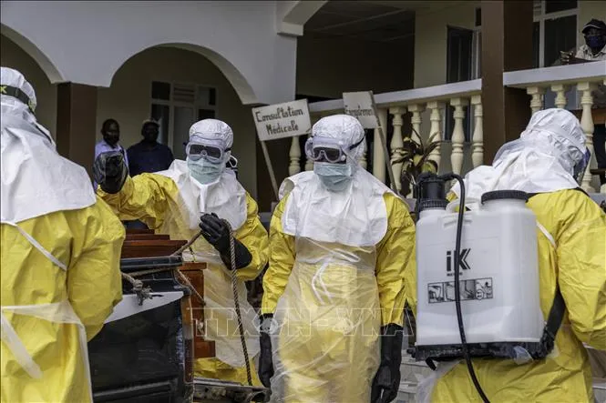 Nhân viên y tế tiến hành khử trùng để ngăn chặn sự lây lan của dịch Ebola tại Congo. Ảnh: THX/TTXVN