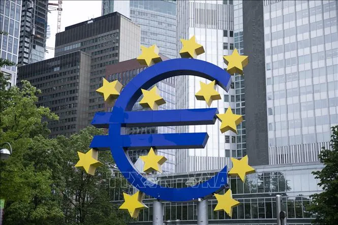 Biểu tượng đồng euro tại Frankfurt, Đức. Ảnh: THX/TTXVN