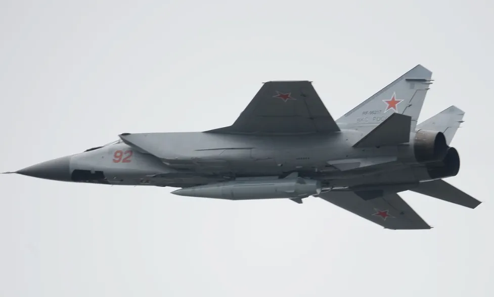 Một máy bay phản lực MiG-31 của Nga mang theo tên lửa siêu vượt âm Kinzhal. Ảnh: Sputnik