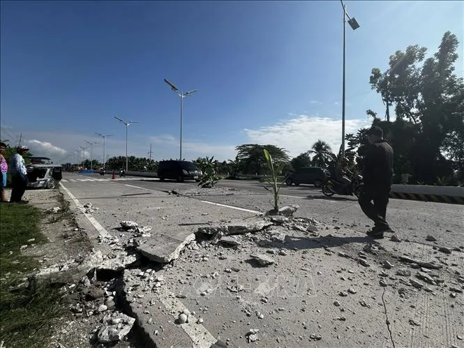 Một đoạn đường bị nứt sau động đất tại tỉnh Nam Cotabato, Philippines ngày 8/6/2026. Ảnh: THX/TTXVN