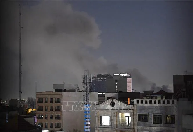 Khói bốc lên sau cuộc không kích của lực lượng Mỹ - Israel xuống thủ đô Tehran, Iran ngày 1/3/2026. Ảnh: THX/TTXVN.