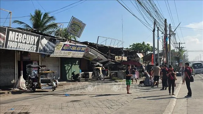 Nhiều cửa hàng bị hư hại sau động đất ở thành phố General Santos, Philippines ngày 8-6. Ảnh: THX/TTXVN.