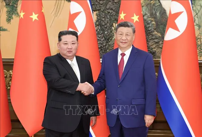 Chủ tịch Trung Quốc Tập Cận Bình (phải) và nhà lãnh đạo Triều Tiên Kim Jong Un tại cuộc gặp ở Bắc Kinh ngày 4/9/2025. Ảnh tư liệu: THX/TTXVN.
