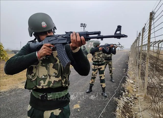 Lực lượng an ninh Ấn Độ tuần tra dọc đường Ranh giới Kiểm soát (LoC) phân chia khu vực Kashmir giữa Ấn Độ và Pakistan. Ảnh: ANI/TTXVN