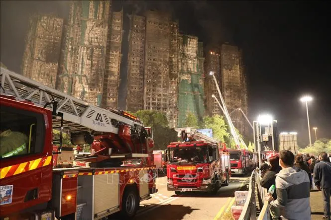 Hiện trường vụ cháy khu chung cư Wang Fuk Court, quận Tai Po, Hong Kong (Trung Quốc) hồi tháng 11/2025. Ảnh: Yonhap/TTXVN