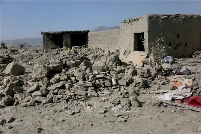 Cảnh đổ nát sau một cuộc không kích tại Nangarhar, Afghanistan. Ảnh: THX/TTXVN