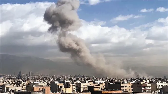 Khói bốc lên sau vụ không kích của lực lượng Mỹ-Israel nhằm vào thủ đô Tehran, Iran ngày 28-2. Ảnh: ANI/TTXVN