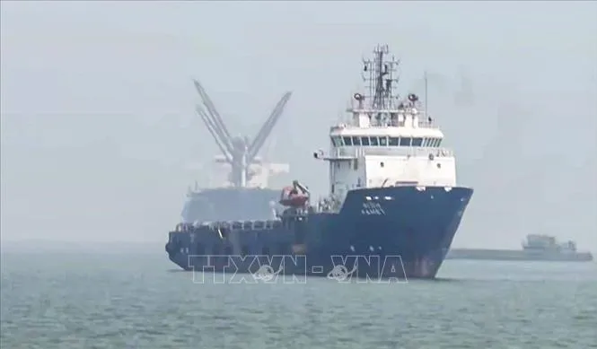 Tàu chở dầu cập cảng Mumbai, Ấn Độ, sau khi di chuyển qua eo biển Hormuz. Ảnh: ANI/TTXVN