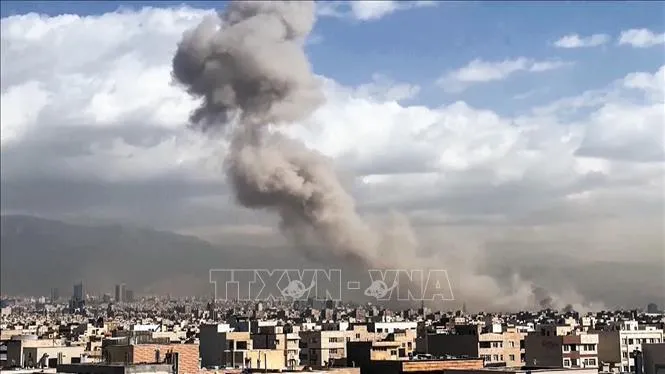 Khói bốc lên sau vụ không kích của lực lượng Mỹ-Israel nhằm vào thủ đô Tehran, Iran ngày 28-2. Ảnh: ANI/TTXVN