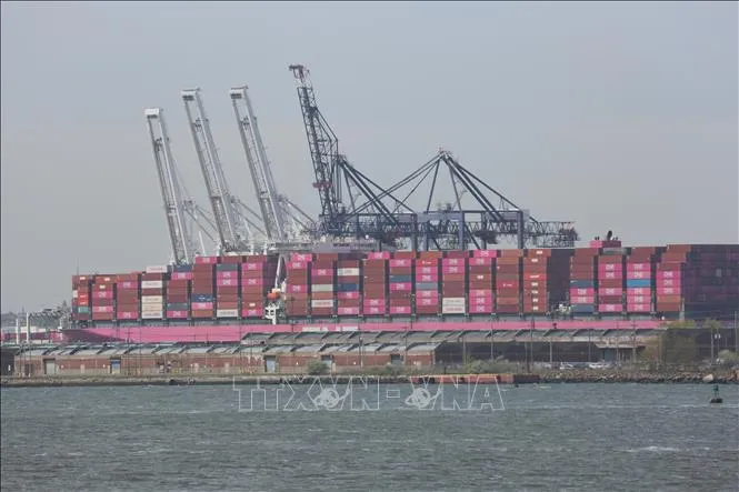 Quang cảnh cảng hàng hóa tại New York và New Jersey, Mỹ. Ảnh: THX/TTXVN