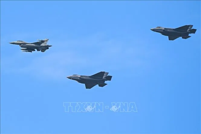 Máy bay chiến đấu F-35 và F-16 của Không lực Ba Lan bay trên bầu trời Vacsava ngày 12-6. Ảnh: PAP/TTXVN