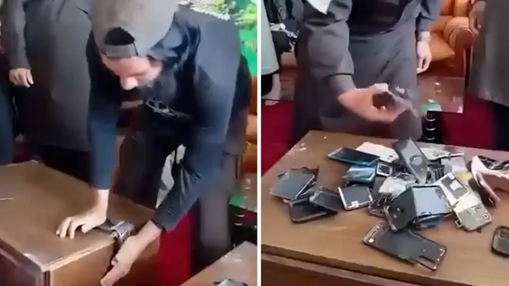 Điện thoại thông minh bị lực lượng Taliban phá hủy sau khi lệnh hạn chế sử dụng thiết bị này được ban hành. Ảnh cắt từ video: The Guardian