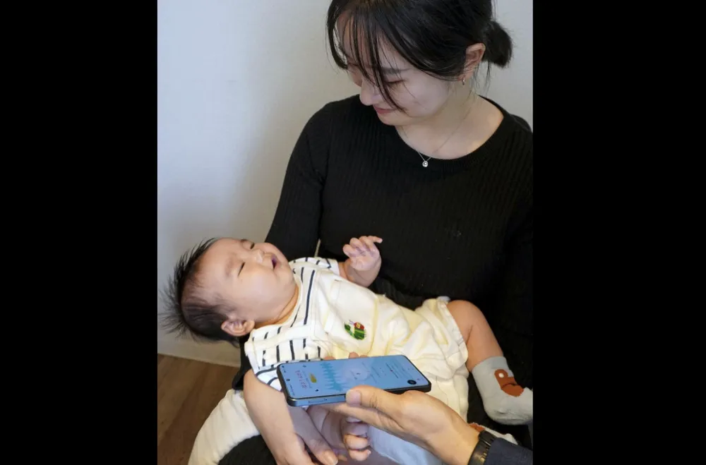 Ứng dụng Babylingual có thể 'phiên dịch' tiếng trẻ khóc giúp cha mẹ biết được lý do con khóc. Ảnh: Kyodo News