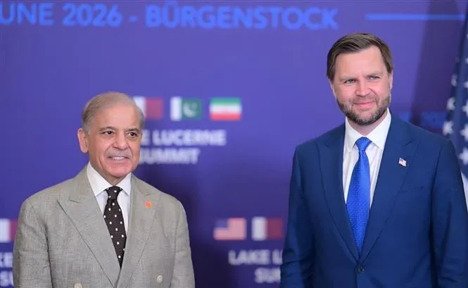 Thủ tướng Pakistan Shehbaz Sharif và Phó Tổng thống Mỹ JD Vance tại cuộc gặp ở Burgenstock, Thụy Sĩ, ngày 21-6. Ảnh: AA/TTXVN