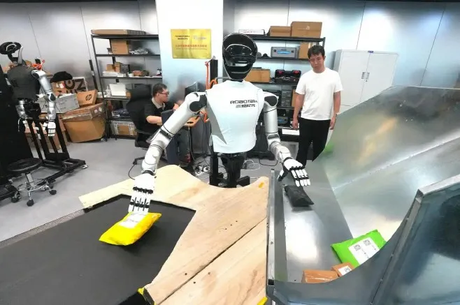 Robot đang phân loại bưu kiện để giao tại một công ty logistics ở Cửu Kỳ Kiều, quận Triều Dương, Bắc Kinh. Ảnh: Báo Bắc Kinh