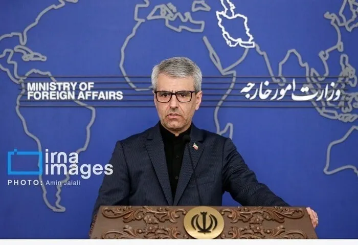 Người phát ngôn Bộ Ngoại giao Iran Esmaeil Baqaei phát biểu tại cuộc họp báo ở Tehran. Ảnh: IRNA/TTXVN