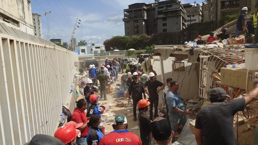 Các lực lượng cứu hộ Venezuela tìm kiếm những người mất tích và mắc kẹt dưới đống đổ nát. Ảnh: TTXVN