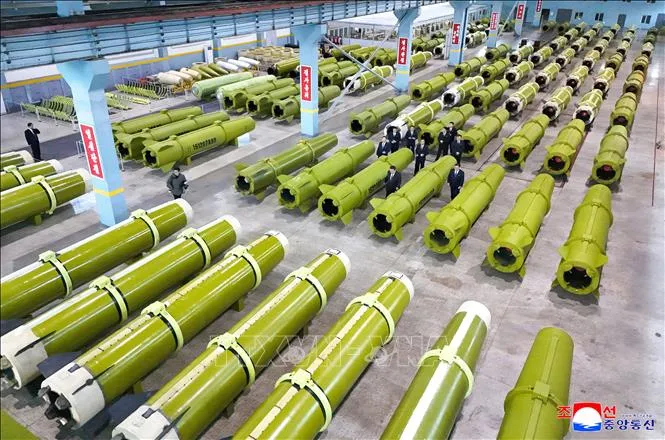 Nhà lãnh đạo Triều Tiên Kim Jong Un thị sát doanh nghiệp thuộc ngành công nghiệp vũ khí. Ảnh tư liệu: KCNA/TTXVN
