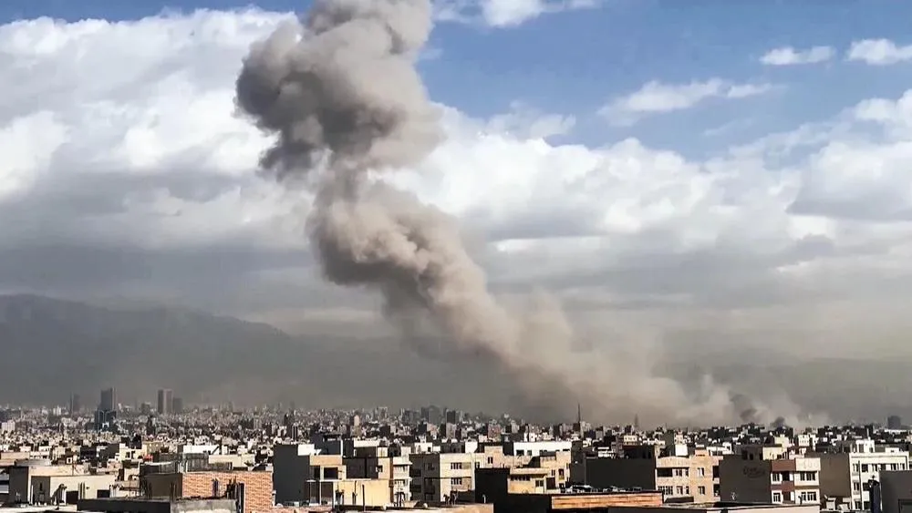 Khói bốc lên sau vụ không kích của lực lượng Mỹ-Israel nhằm vào thủ đô Tehran, Iran. Ảnh: ANI/TTXVN