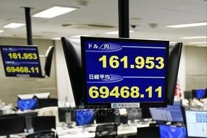 Bảng điện tử hiển thị tỷ giá đồng yen Nhật và đồng USD tại Tokyo ngày 29/6/2026. Ảnh: Kyodo/TTXVN