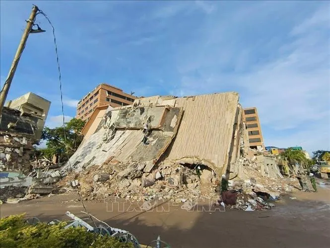 Khu vực Playa Grande, Bang La Guaira của Venezuela sau thảm họa động đất kép. Ảnh: TTXVN