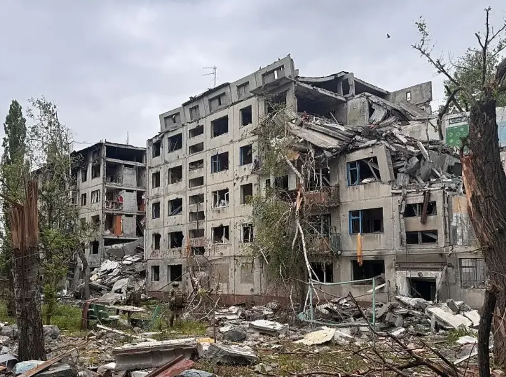 Tòa nhà bị phá hủy ở Oleksiievo-Druzhkivka, gần thành phố Kostiantynivka thuộc tỉnh Donetsk, Ukraine, ngày 14/6/2026. Ảnh: Global Images Ukraine 