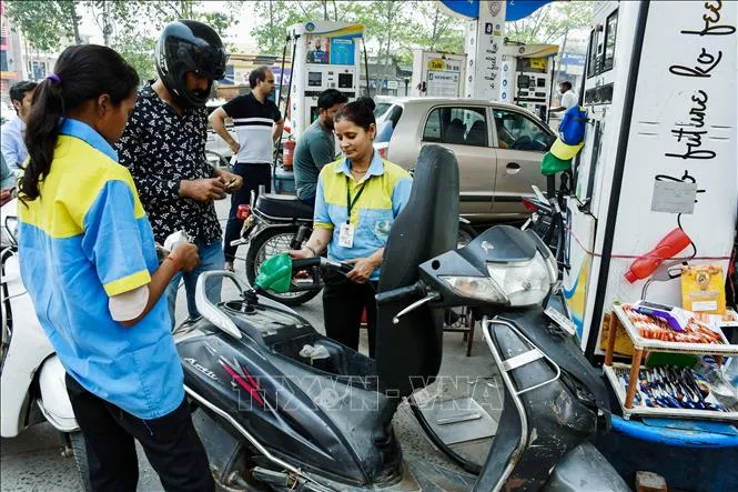Người dân mua xăng tại một trạm xăng ở Prayagraj, Ấn Độ. Ảnh tư liệu: ANI/TTXVN