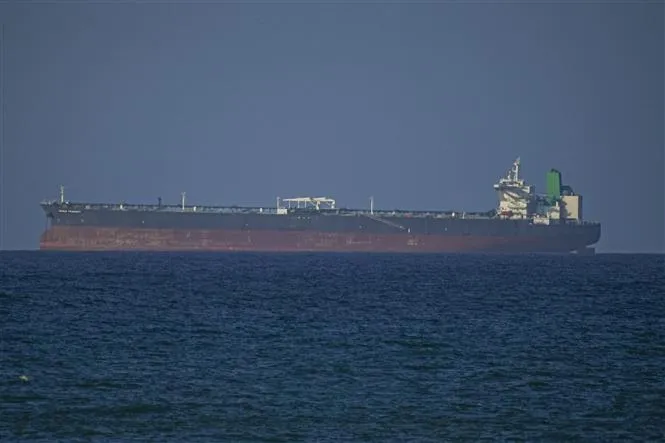 Con tàu di chuyển qua eo biển Hormuz. Ảnh: AA/TTXVN