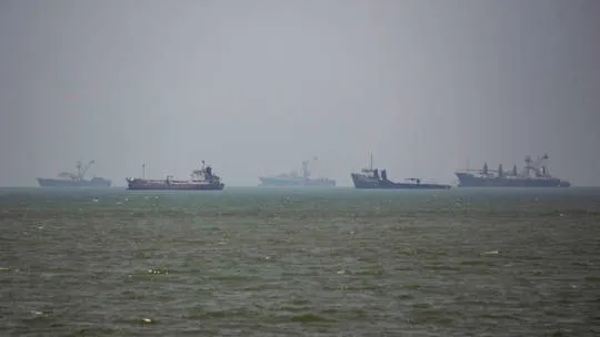 Các tàu thương mại ngoài khơi Bandar Abbas, Iran, ngày 21-6. Ảnh: Anadolu