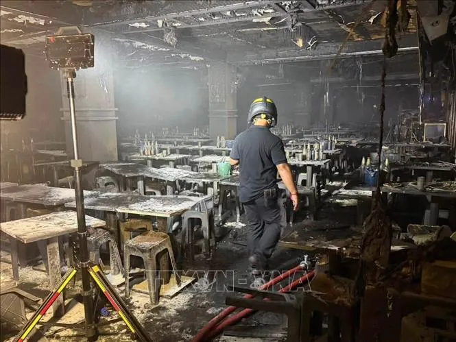 Hiện trường nội thất bị thiêu rụi sau vụ hoả hoạn tại quán Na Ladprao ở quận Chatuchak, Bangkok, Thái Lan ngày 13-7. Ảnh: Anadolu Agency/TTXVN