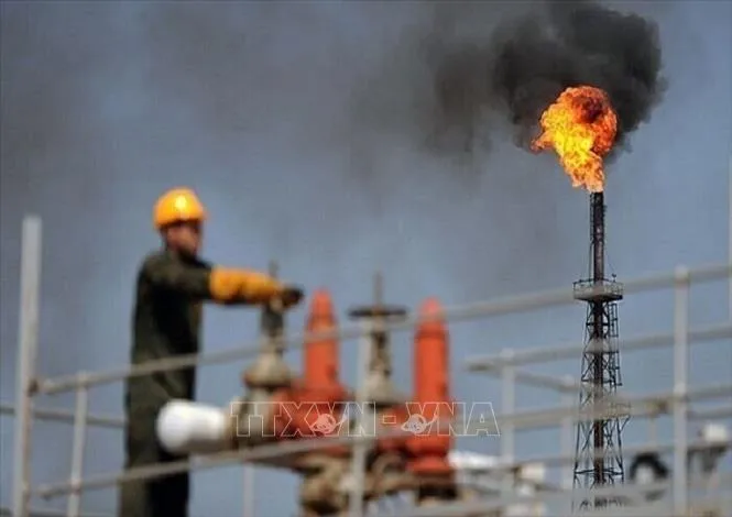 Nhân viên làm việc tại cơ sở khai thác dầu của Iran. Ảnh: IRNA/TTXVN