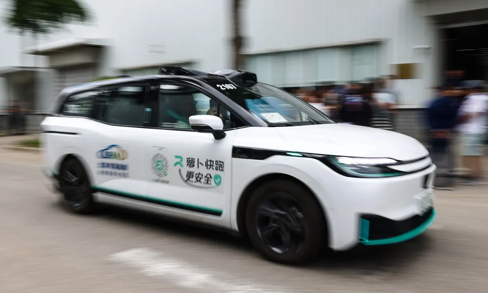 Một chiếc xe tự lái đang di chuyển tại Công viên Baidu Apollo ở Bắc Kinh năm 2026. Ảnh: VCG