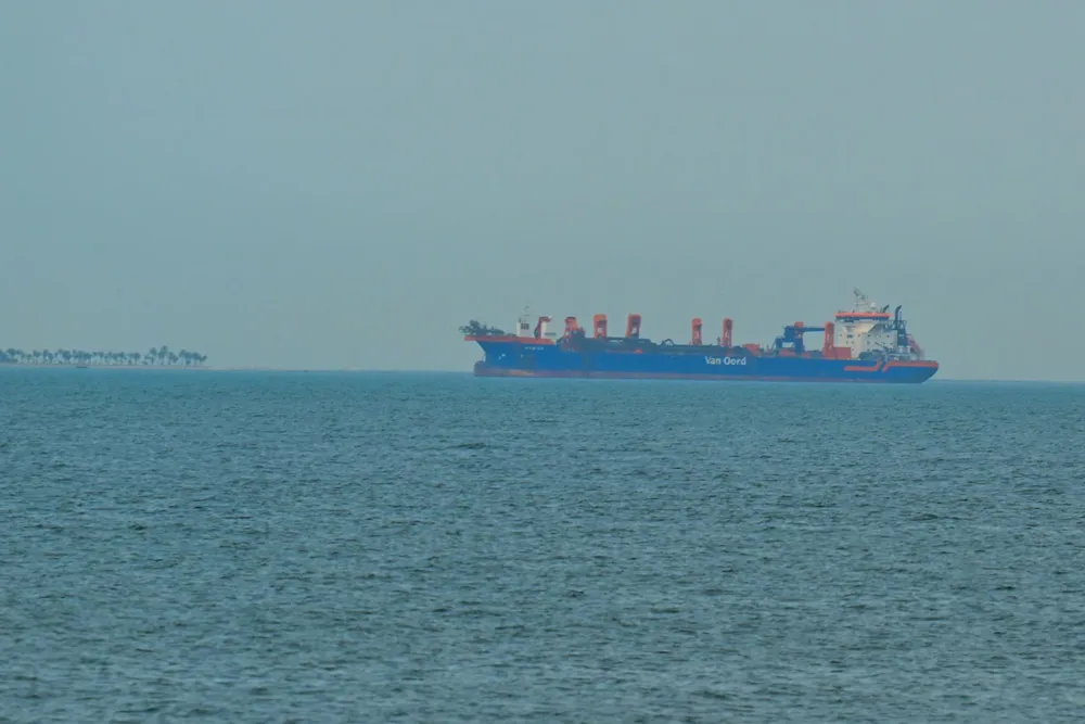 Tàu thương mại neo đậu ngoài khơi bờ biển Các Tiểu vương quốc Arab Thống nhất (UAE). Ảnh: Anadolu Agency/TTXVN