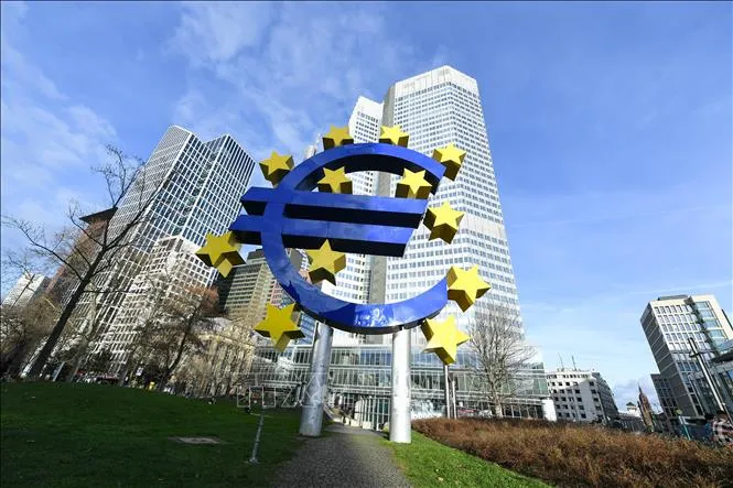 Biểu tượng đồng euro tại Frankfurt, Đức. Ảnh: THX/TTXVN
