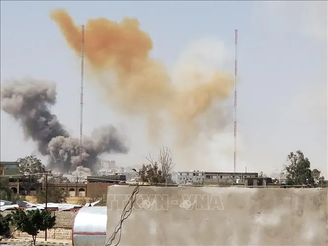 Khói bốc lên tại hiện trường một vụ không kích của liên quân do Saudi Arabia tiến hành nhằm vào Yemen ngày 7-3-2021. Ảnh tư liệu: THX/TTXVN