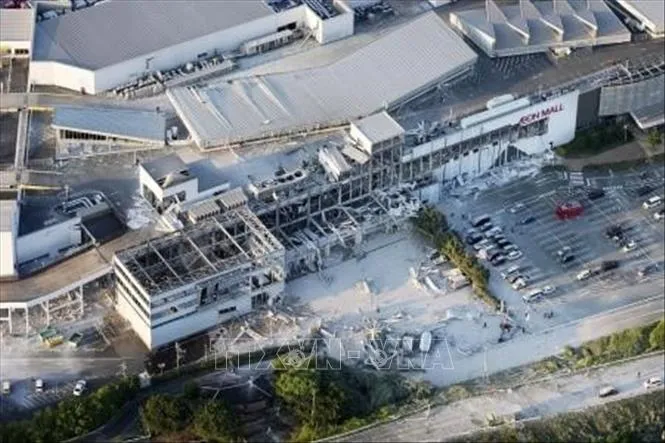 Thiệt hại sau động đất tại trung tâm mua sắm Aeon Mall ở tỉnh Kumamoto, Nhật Bản ngày 28-7. Ảnh: Kyodo/TTXVN
