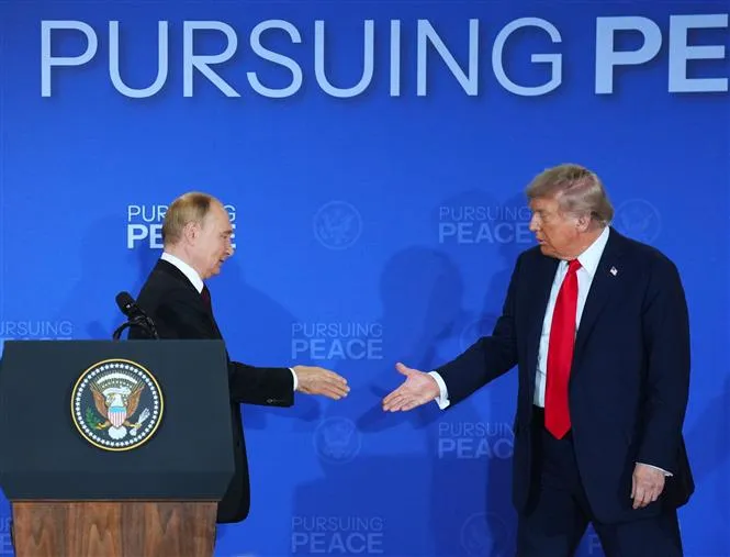 Tổng thống Donald Trump và Tổng thống Vladimir Putin trong cuộc họp báo chung tại bang Alaska (Mỹ) ngày 15-8-2025. Ảnh: THX/TTXVN
