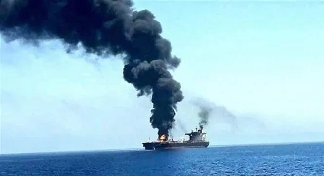 Một trong những con tàu bị lực lượng Houthi tấn công. Ảnh: IRNA/TTXVN