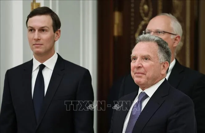 Đặc phái viên Mỹ Steve Witkoff (phải, phía trước) cùng ông Kushner tới Moskva để hội kiến Tổng thống Nga Vladimir Putin về cuộc xung đột ở Ukraine ngày 2-12-2025. Ảnh: Anadolu Agency/TTXVN