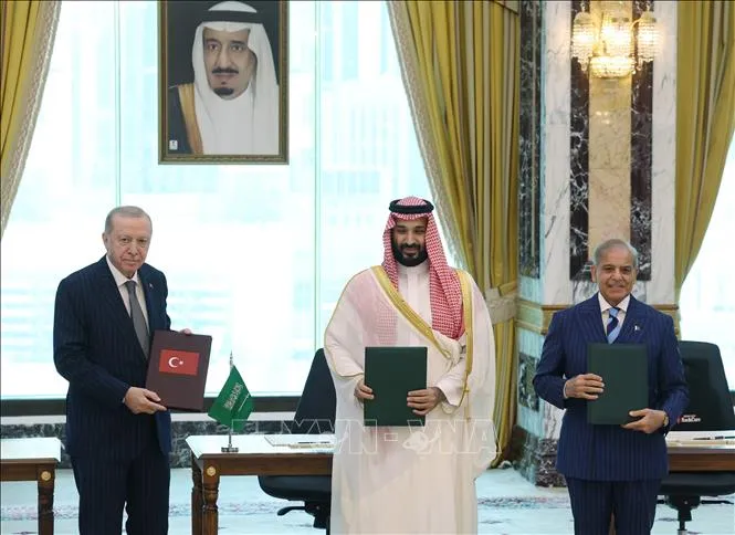 Từ trái sang: Tổng thống Thổ Nhĩ Kỳ Recep Tayyip Erdogan, Thái tử Saudi Arabia Mohammed bin Salman và Thủ tướng Pakistan Shehbaz Sharif tại lễ ký hiệp định phòng thủ tại Mecca ngày 7-8. Ảnh: AA/TTXVN