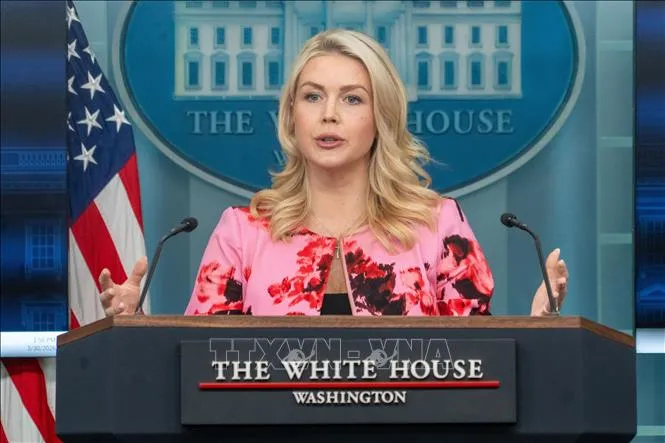 Phát ngôn viên Nhà Trắng Karoline Leavitt phát biểu trong cuộc họp báo tại Washington, D.C. Ảnh tư liệu: THX/TTXVN
