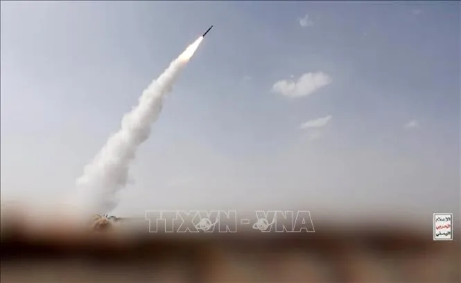 Hình ảnh do Trung tâm Truyền thông Houthi công bố cho thấy một tên lửa được cho là phóng vào thành phố Mocha, Yemen ngày 9-8. Ảnh: THX/TTXVN