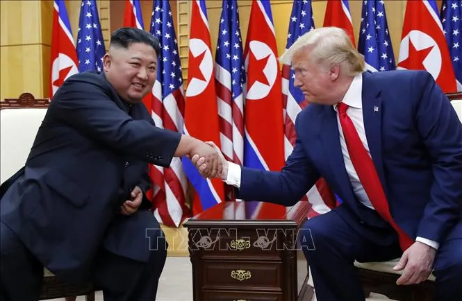 Tổng thống Mỹ Donald Trump (phải) và nhà lãnh đạo Triều Tiên Kim Jong Un trong cuộc gặp tại làng Panmunjom ở biên giới liên Triều, ngày 30-6-2019. Ảnh tư liệu: THX/TTXVN