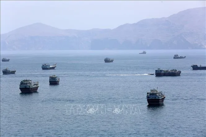 Tàu thuyền tại eo biển Hormuz gần thị trấn Khasab, phía Bắc Oman ngày 20-6. Ảnh: IRNA/TXVN