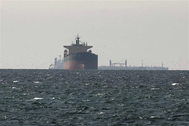 Tàu hàng di chuyển ở khu vực eo biển Hormuz. Ảnh: THX/TTXVN