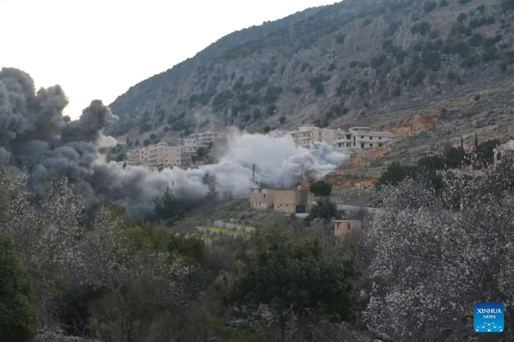 Khói bốc lên sau cuộc không kích nhằm vào tổ chức tài chính của Hezbollah tại Mashgharah, miền Đông Liban, ngày 2-3. Ảnh: Tân Hoa xã